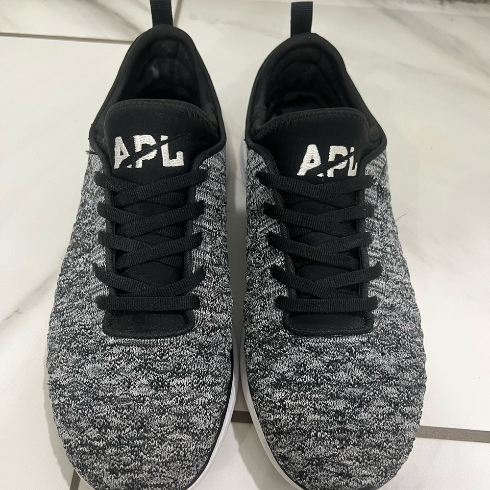 APL Black and White TechLoom Phantom Size 8